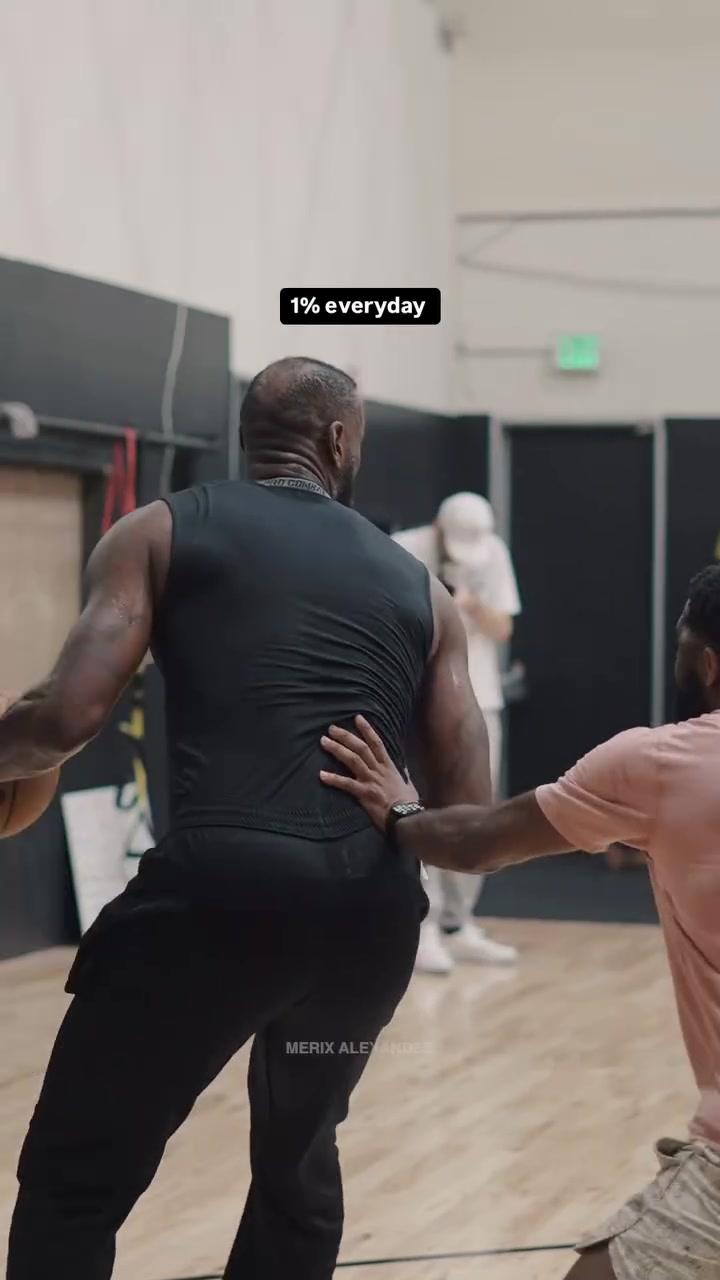 体育社区-詹姆斯 八村塁 马克西合练 老詹低位背打翻身跳投命中🏀