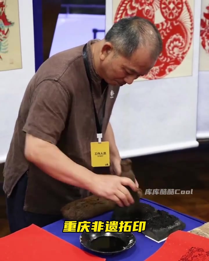 感受中国传统文化！库里中国行体验重庆非遗拓印&amp;剪纸