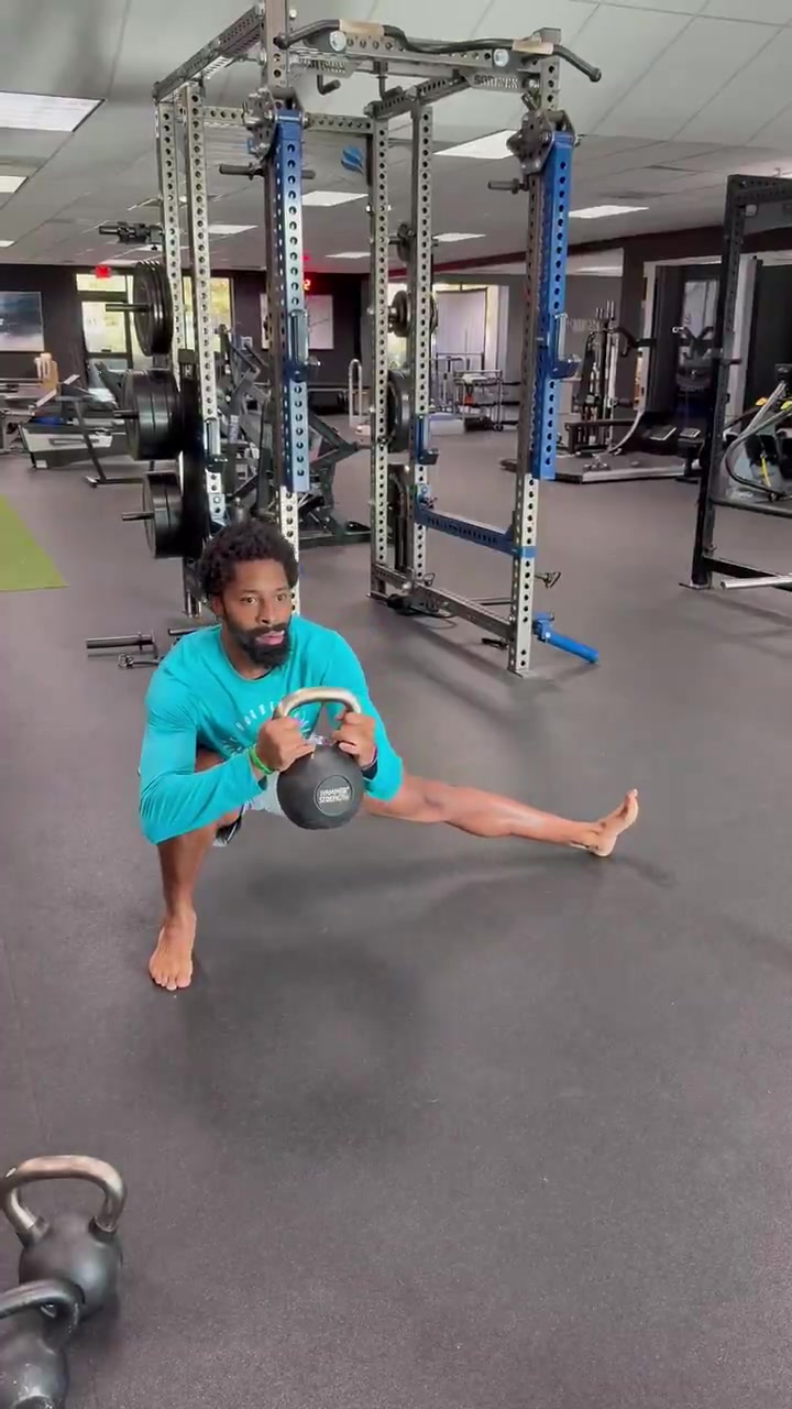 中国体育-上点难度！丁威迪休赛期力量训练 拿着壶铃左右两侧下蹲拉伸