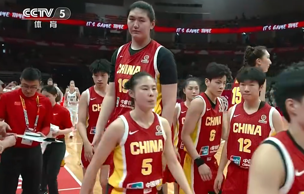 半岛体育官网入口-中国女篮10分险胜！直通世界杯，产生3个不可思议，宫鲁鸣遭质疑