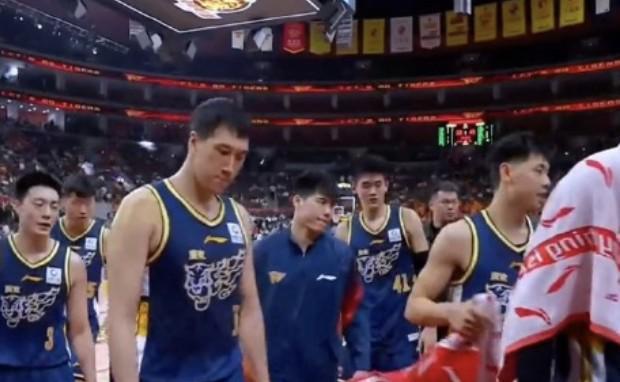 足球-手感冰凉！广东8位国内球员一共得到18分，萨姆纳一人37分